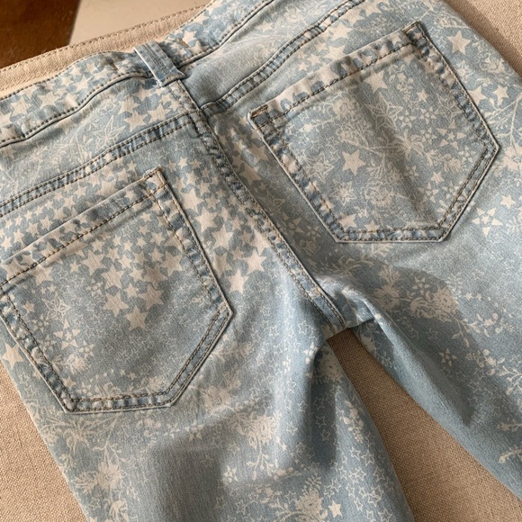FREE PEOPLE, Float on Flares, Boho Light Blue Denim w Stars & Flowers, Size 26 - Picture 4 of 10